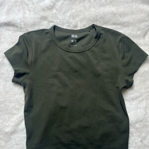 Uniqlo Women’s Short Sleeve Crew Tee in Olive Green